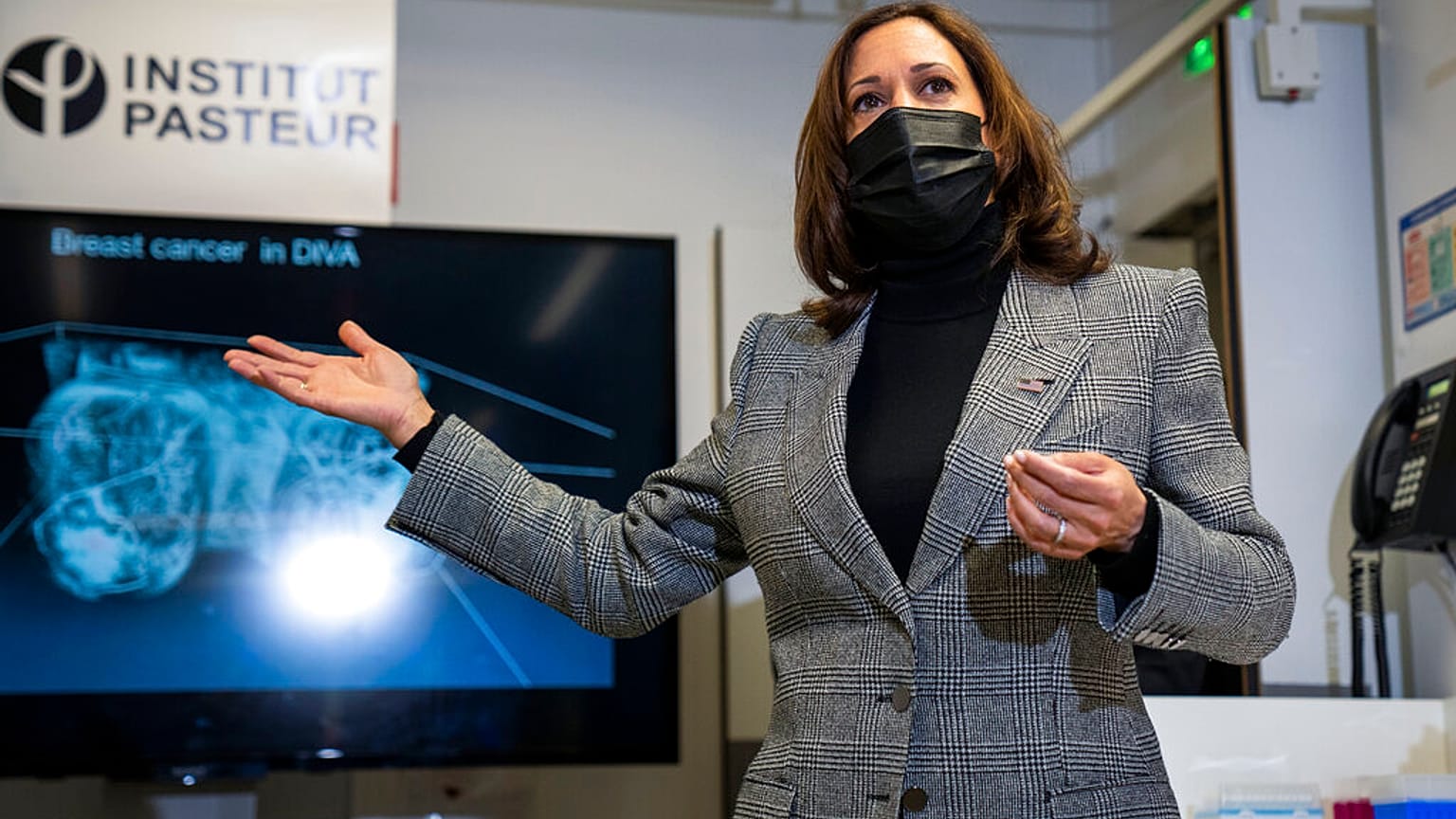 La vicepresidenta estadounidense Kamala Harris visita el Instituto Pasteur, París, Francia 9/11/2021