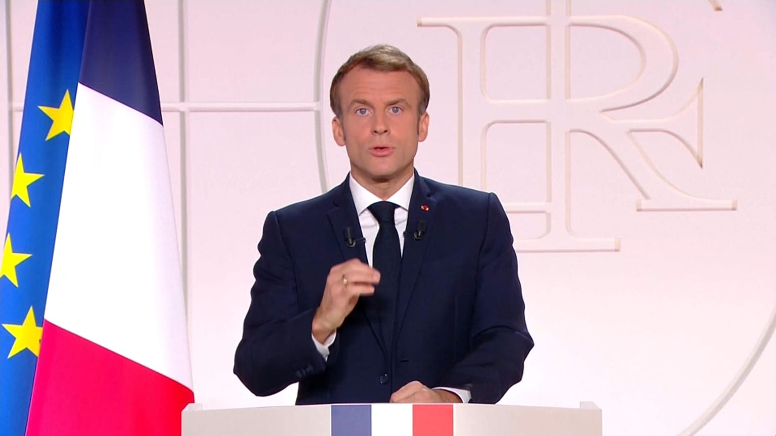 Il presidente francese Macron durante il discorso alla nazione. 