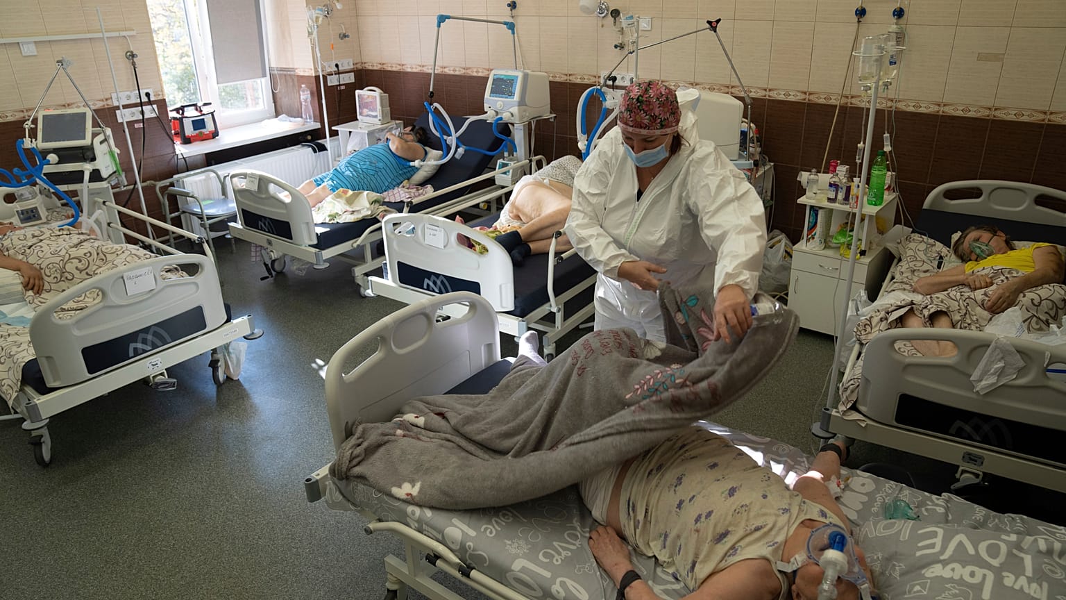 Una foto de la UCI del hospital regional de Kharkiv, Ucrania, el 15 de octubre de 2021.
