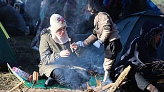 Una familia de migrantes en la frontera de Polonia con Bielorrusia en Grodno, el martes 9 de noviembre de 2021