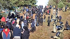 Migranten durchbrechen EU-Grenze von Belarus nach Polen