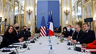 Az enyhülés jele, hogy az amerikai alelnök Párizsban Macronnal tárgyalt