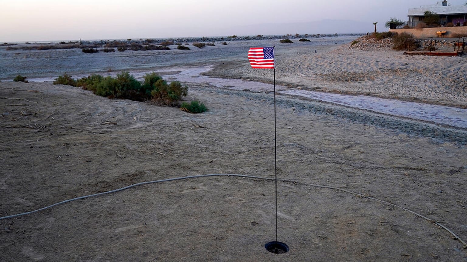 Kiszáradt tóban golfoznak az amerikaiak