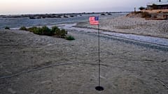 Kiszáradt tóban golfoznak az amerikaiak