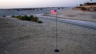 Kiszáradt tóban golfoznak az amerikaiak