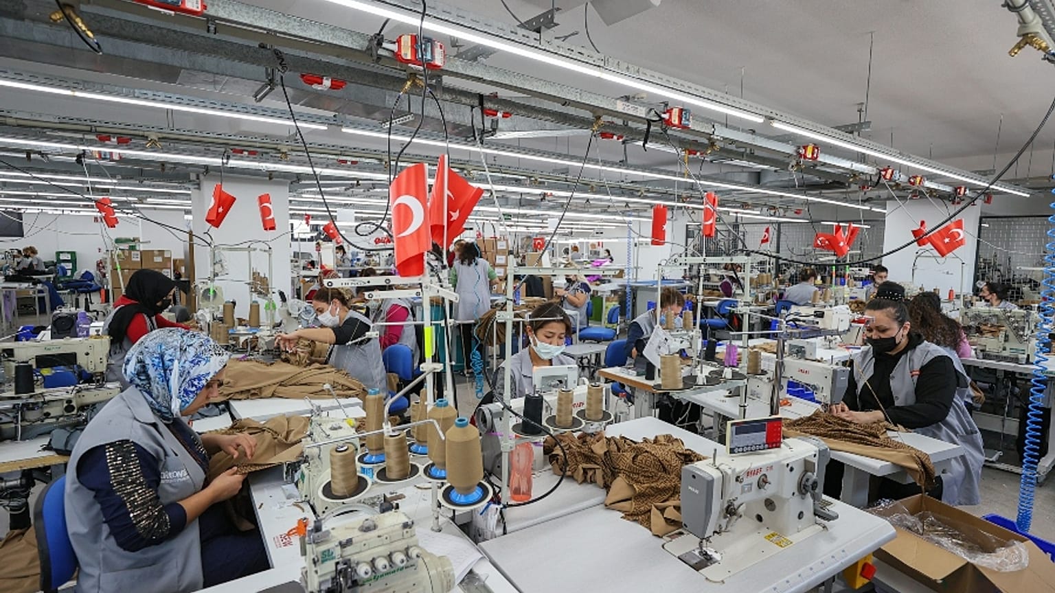 Tekstil fabrikasında çalışan işçiler