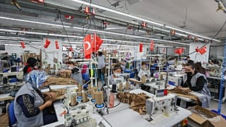 Tekstil fabrikasında çalışan işçiler