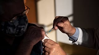 Harmadik, emlékeztető oltást kap egy férfi az egri Markhot Ferenc kórház oltópontján