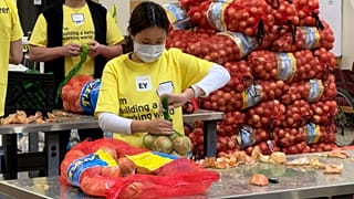 Una voluntaria trabaja en el banco de alimentos de Oakland, EE.UU.