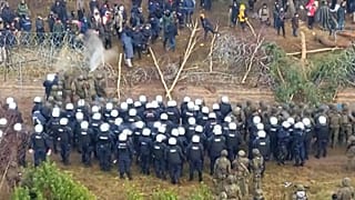 صور جوية لمهاجرين يشتبكون مع الشرطة على الحدود بين بولندا وبيلاروسيا في كوزنيكا، في 8 نوفمبر 2021.