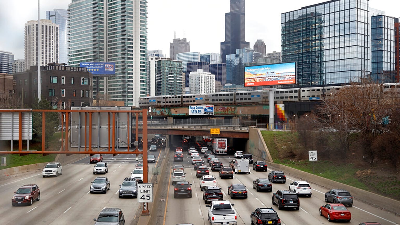 Foto de archivo de una autopista interestatal en Chicago. 