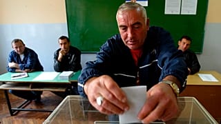 ARCHÍV - A 2006-os szerb népszavazáson az új alkotmányról dönthettek a választók