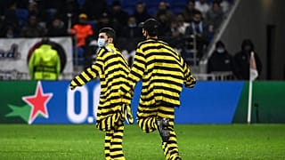 "Dalton Brüder" stören ein Fußballspiel in Decines-Charpieu bei Lyon am 4. November 2021