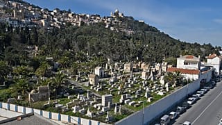 المقبرة المسيحية في بولوغين في الجزائر القديس يوجين أسفل كاتدرائية السيدة الإفريقية على قمة التل.
