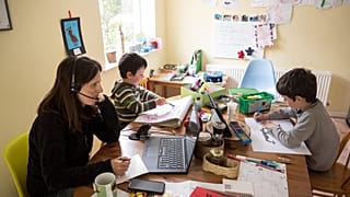 Während der Pandemie haben viele im Homeoffice gearbeitet, teils unter schwierigen Bedingungen