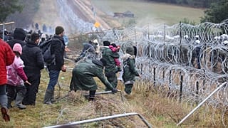 Des migrants à la frontière polonaise, le 8 novembre 2021 (Région de Grodno, Pologne)