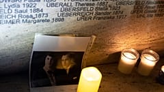 Kerzen und Fotos an  der Shoah-Gedenkstätte in Wien 