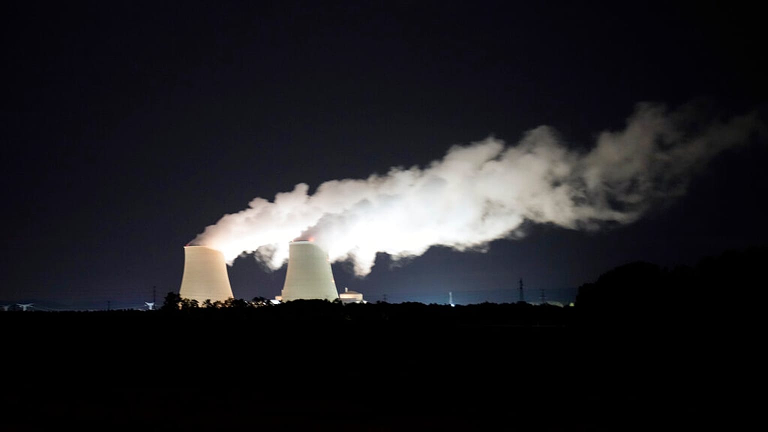 El vapor sale por la noche de la planta nuclear de Nogent-sur-Seine, a 110 kms (63 millas) al sureste de París, el domingo 8 de agosto de 2021. 
