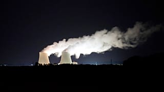 El vapor sale por la noche de la planta nuclear de Nogent-sur-Seine, a 110 kms (63 millas) al sureste de París, el domingo 8 de agosto de 2021.