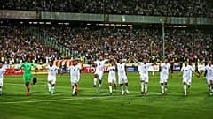 لاعبو المنتخب الإيراني لكرة القدم يحتفلون بفوزهم على أوزبكستان في مباراة تصفيات كأس العالم 2018 على ملعب آزادي في طهران، إيران، الاثنين 12 يونيو/حزيران 2017 