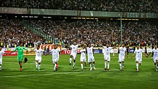 لاعبو المنتخب الإيراني لكرة القدم يحتفلون بفوزهم على أوزبكستان في مباراة تصفيات كأس العالم 2018 على ملعب آزادي في طهران، إيران، الاثنين 12 يونيو/حزيران 2017 