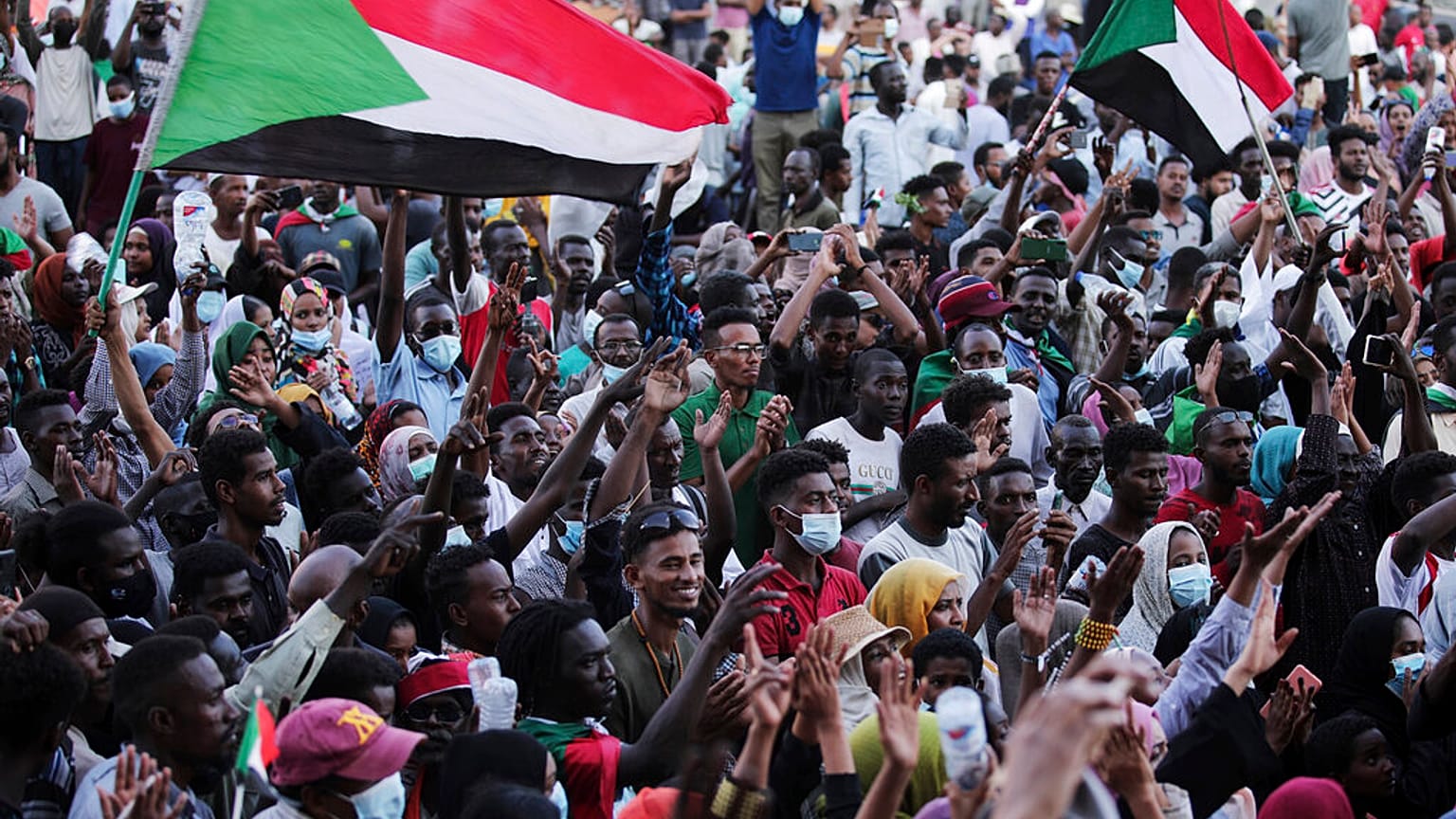 مواطنون سودانيون يرددون شعارات خلال احتجاج في الخرطوم، السودان، السبت 30 أكتوبر/تشرين الأول 2021.