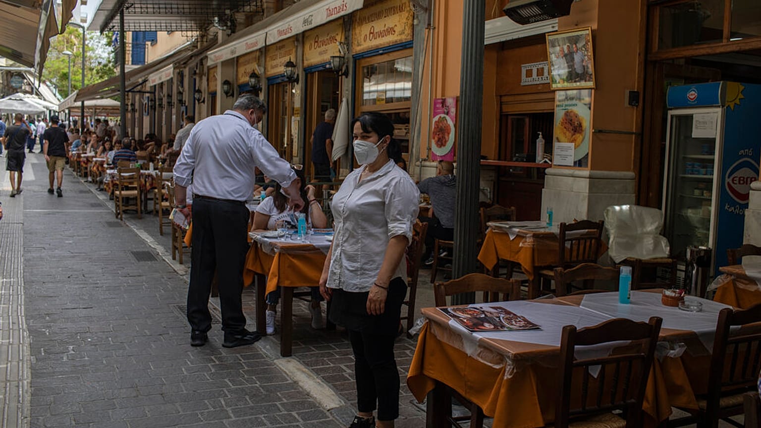 Σε τουρισμό και επισιτισμό οι κενές θέσεις εργασίας υπολογίζονται σε 80.000-100.000
