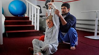 Egy 9 éves gyerek rehabilitációs kezelése, akit akna sebesített meg Afganisztánban, 2019-ben