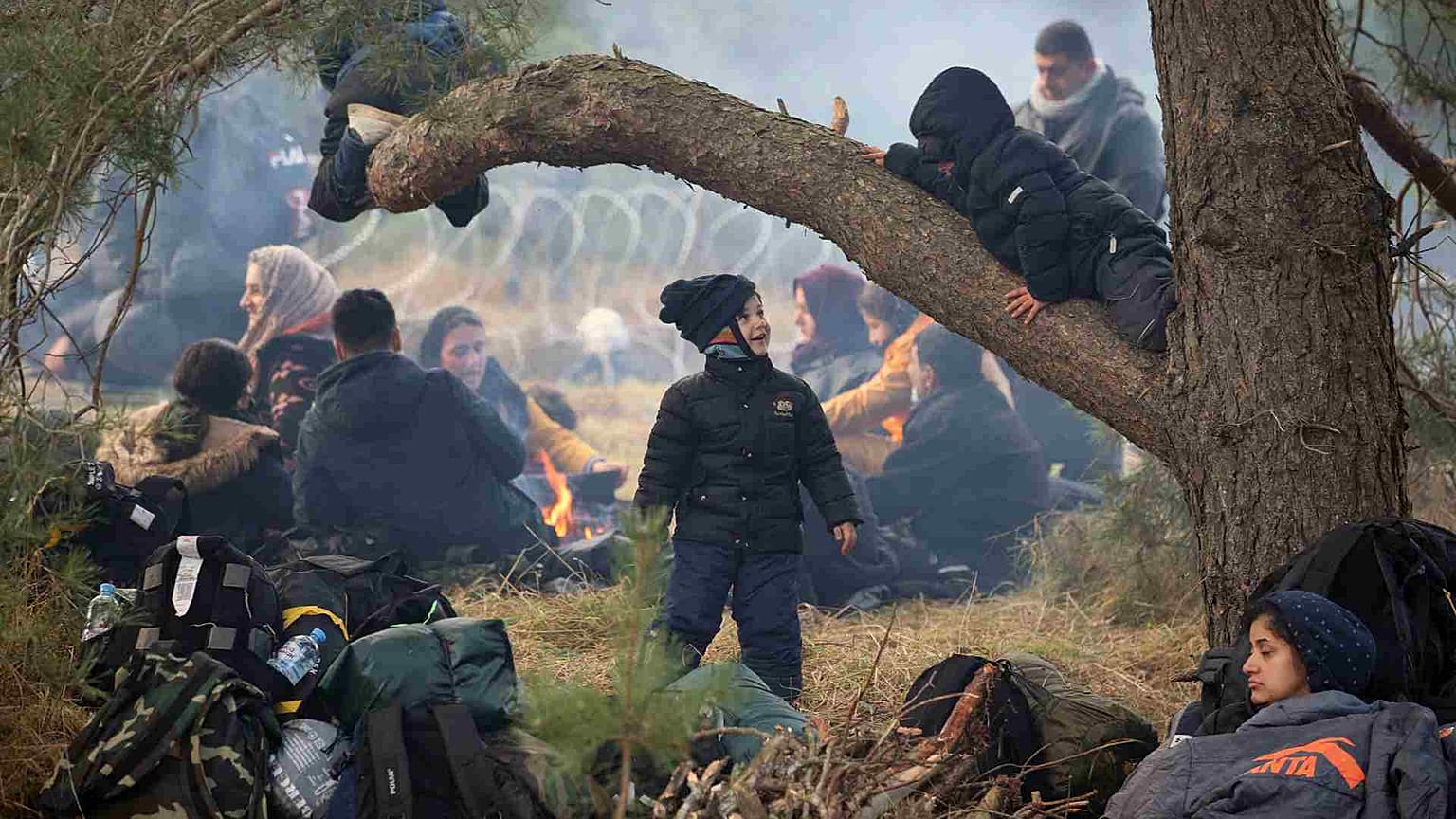 مهاجرون عند الحدود بين بيلاوس وبولندا بالقرب من غرودنو، بيلاروس، الاثنين 8 نوفمبر 2021