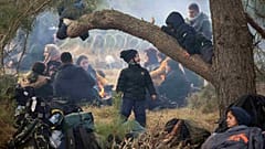 مهاجرون عند الحدود بين بيلاوس وبولندا بالقرب من غرودنو، بيلاروس، الاثنين 8 نوفمبر 2021