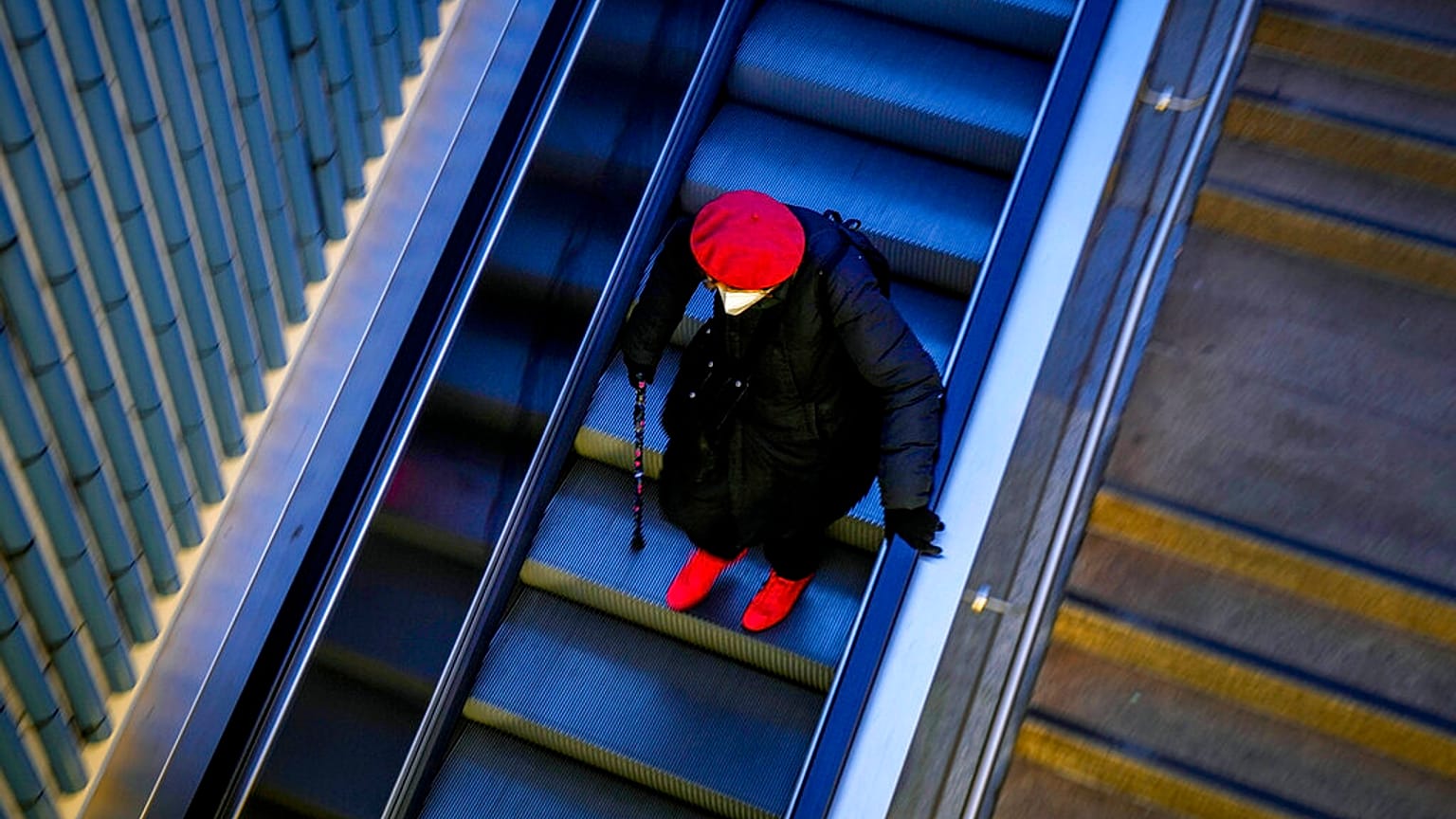 Frau mit Corona-Maske in Deutschland