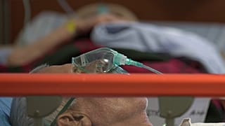 Foto tomada en el Hospital Universitario de Urgencias COVID-19 en Bucarest, Rumanía, el 8 de noviembre de 2021.