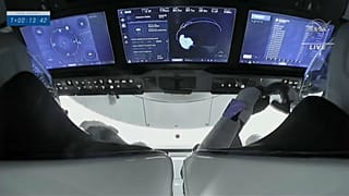La tripulación en el interior del cohete SpaceX en vuelo hacia la EEI