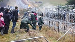 Farkasszemet néznek egymással a lengyel katonák és a fehérorsz részen várakozók november 9-én