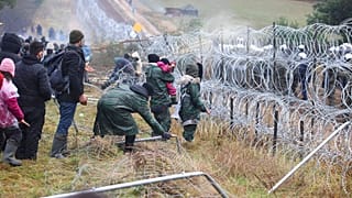 Farkasszemet néznek egymással a lengyel katonák és a fehérorsz részen várakozók november 9-én