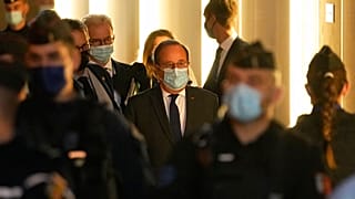 L'ancien président français François Hollande, au centre, arrive dans la salle d'audience spéciale pour témoigner dans le procès des attentats du 13 novembre 2015, 10/11/2021