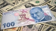 عملات ورقية بالليرة التركية والدولار الأمريكي.