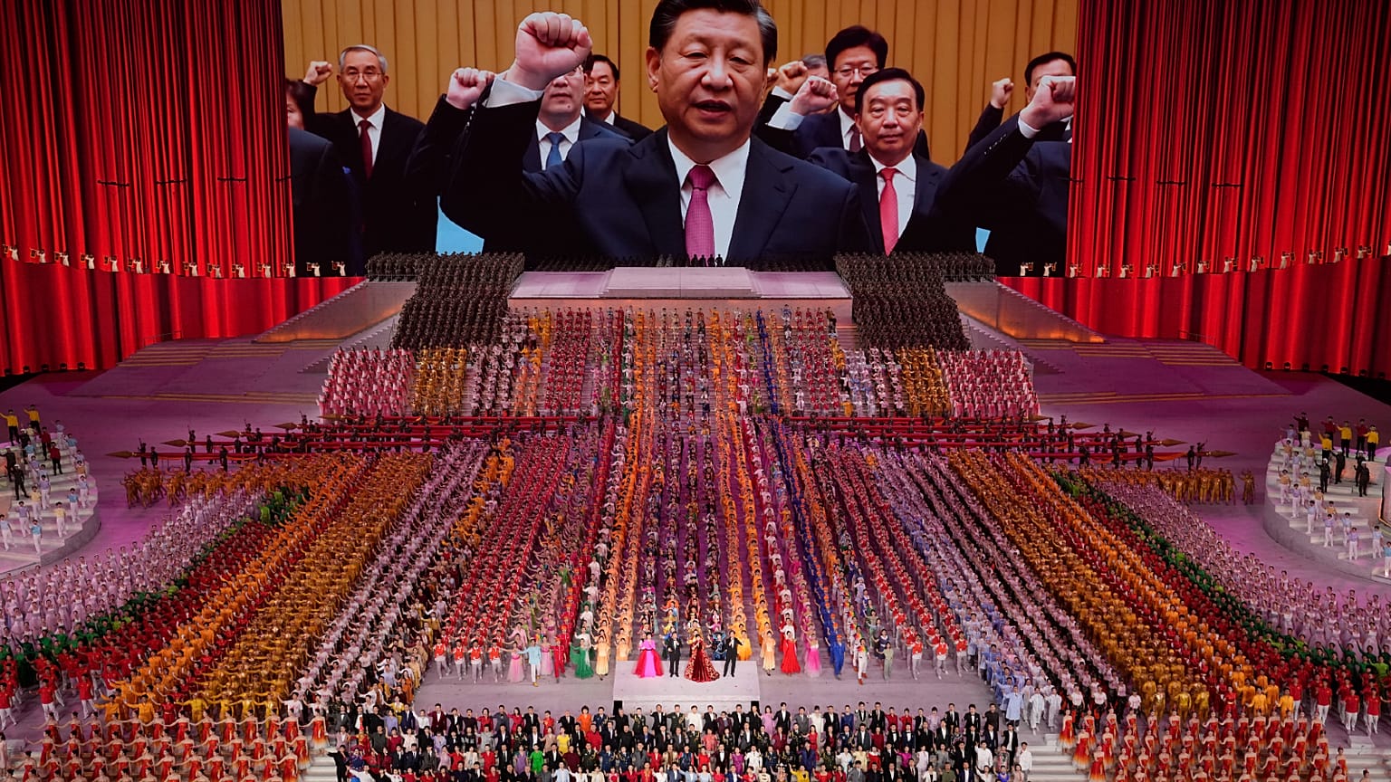 الرئيس الصيني شي جينبينغ يقود كبار المسؤولين الشيوعيين الآخرين في الحزب خلال حفل قبل الذكرى المئوية لتأسيس الحزب الشيوعي الصيني في بكين.