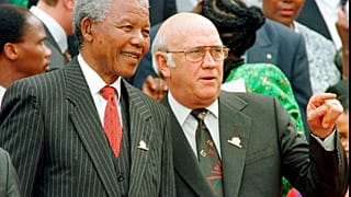 De Klerk Nelson Mandelával 1996-ban. 