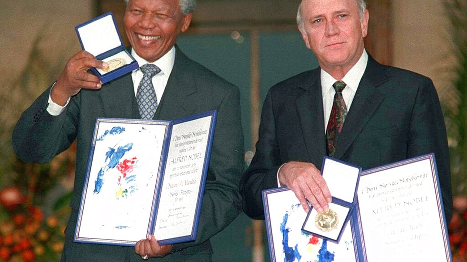 Frederik de Klerk (à dr.) et Nelson Mandela, lors de la remise du prix Nobel de la paix à Oslo (Norvège), le 10/12/1993 - photo d'archives
