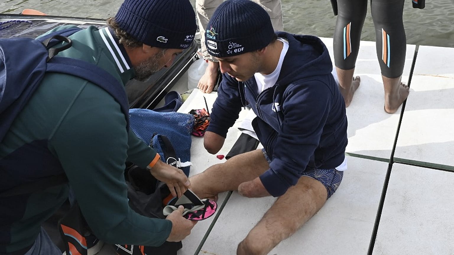 Le nageur paralympique Theo Curin se prépare à la traversée du lac Titicaca, le 10 novembre 2021, Copacabana, Bolivie