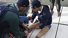 Le nageur paralympique Theo Curin se prépare à la traversée du lac Titicaca, le 10 novembre 2021, Copacabana, Bolivie