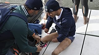 Le nageur paralympique Theo Curin se prépare à la traversée du lac Titicaca, le 10 novembre 2021, Copacabana, Bolivie