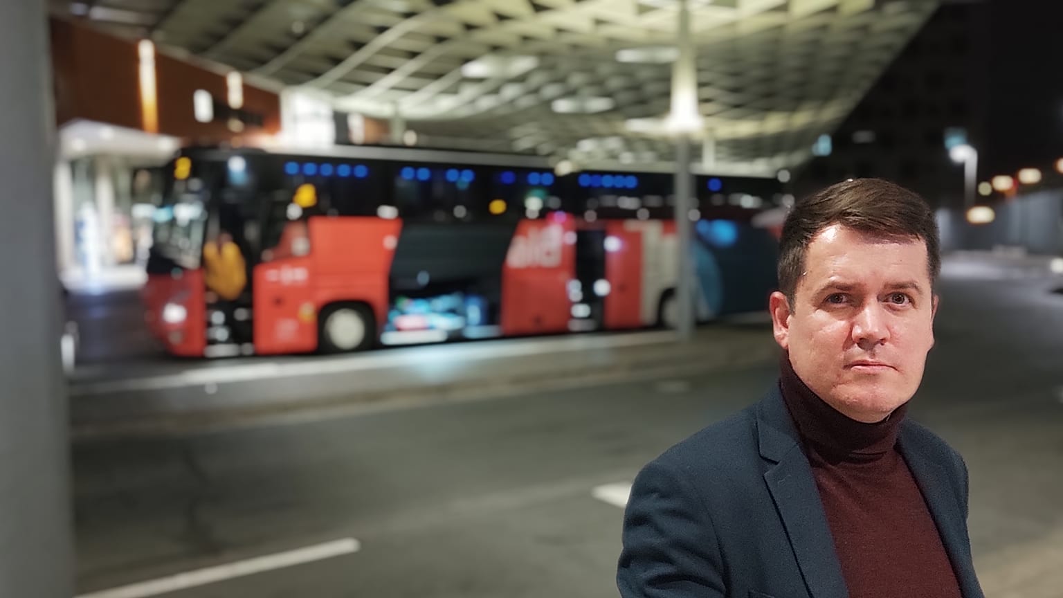Marijus Gailius espera uno de los tres autobuses que tomó a través de Europa para llegar al puerto de Ámsterdam.