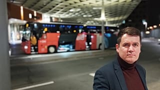Marijus Gailius espera uno de los tres autobuses que tomó a través de Europa para llegar al puerto de Ámsterdam.