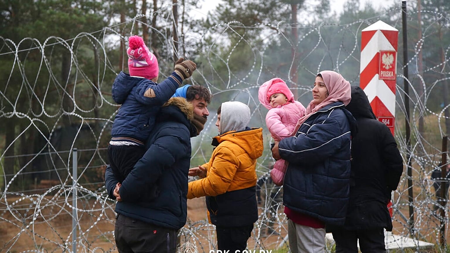 Belarus'a uçaklarla gelen binlerce göçmen Polonya sınırına yığılmış durumda