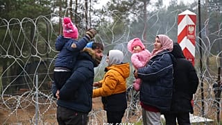 Belarus'a uçaklarla gelen binlerce göçmen Polonya sınırına yığılmış durumda