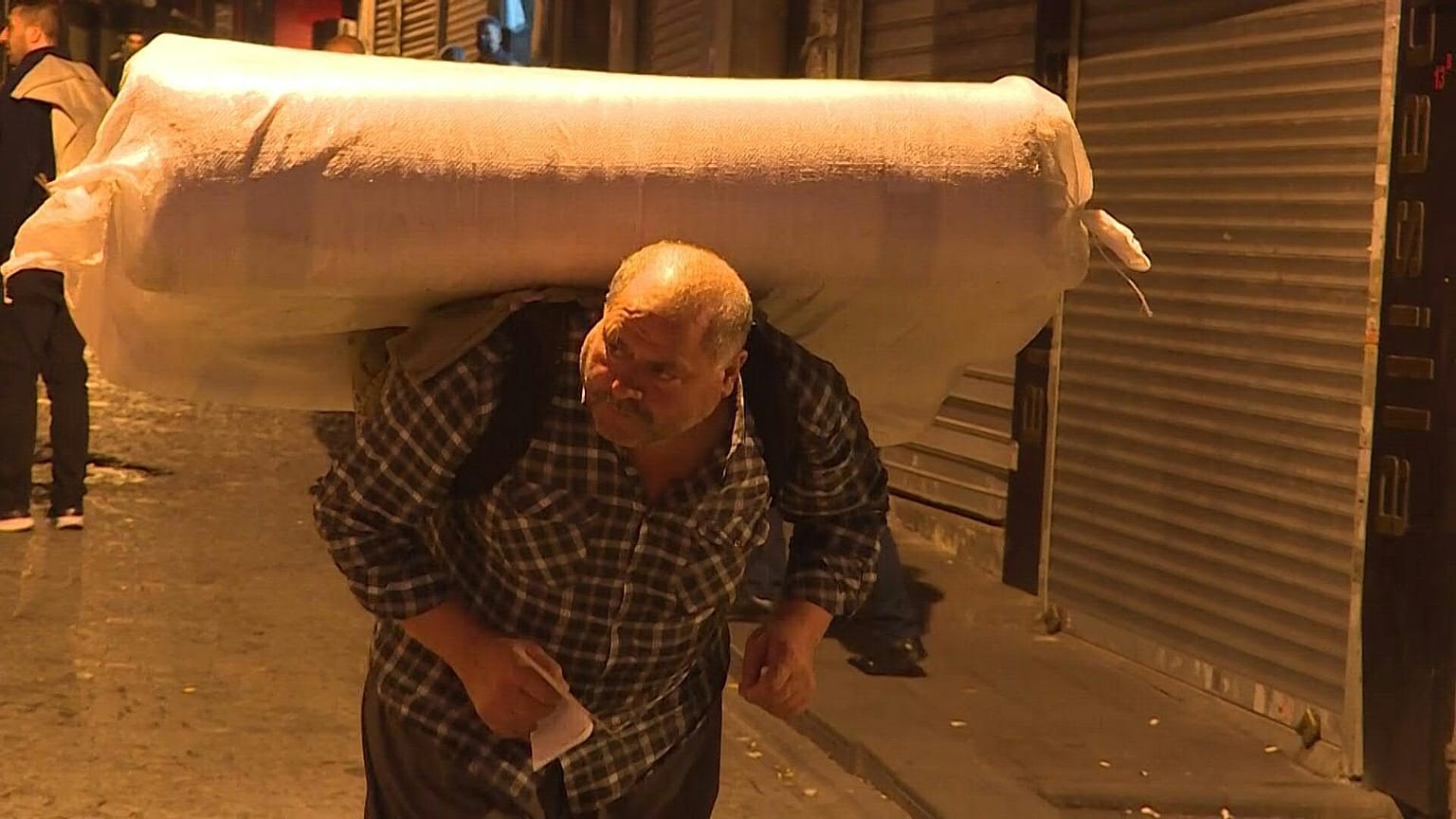 مهنة الحمالة تعيد إحياء تقاليد اسطنبول التجارية. 