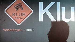 Vicsek Ferenc főszerkesztő árnyéka a Klubrádió budapesti sajtótájékoztatóján 2012. november 15-én