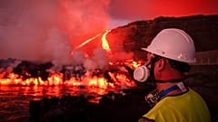 Un operario contempla una colada del volcán de Cumbre Vieja el pasado 11 de noviembre